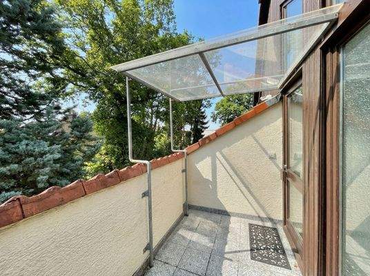 Die Dachgeschoss-Wohnung ist bereits ideal getrennt zum Haus angelegt worden