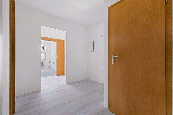 Whg Flur mit Blick in Küche