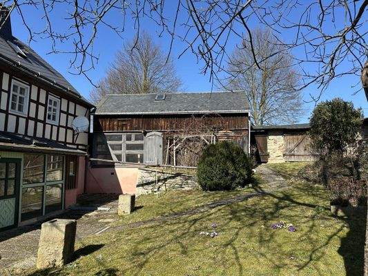 Innenhof mit Nebengebäude