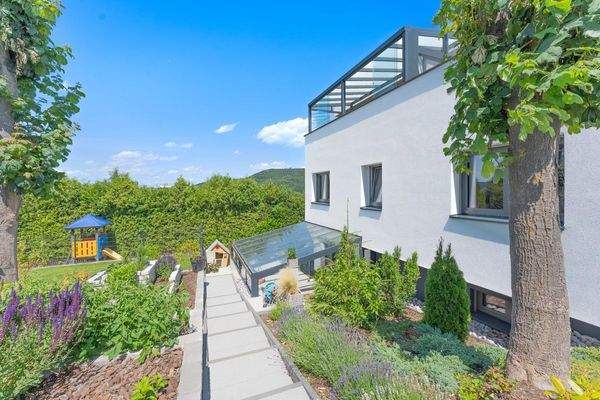 Weg von der Pforte zum unteren Eingang und zum Garten