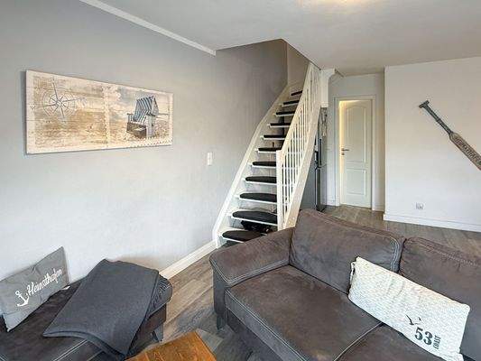 12. Treppenaufgang zum wohnlich ausgebautem Dachgeschosszimmer.jpg