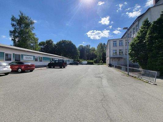 Hof mit Kundenparkplätzen