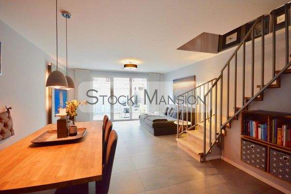 Helles Wohnzimmer mit Essecke