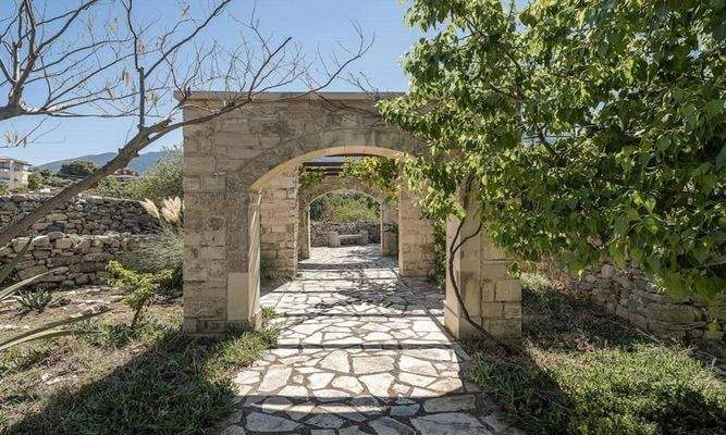 Kreta, Kournas: Luxuriöse Steinvilla mit Meer- und Bergblick