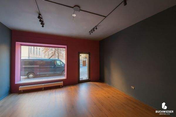 Blick zur Fensterfront