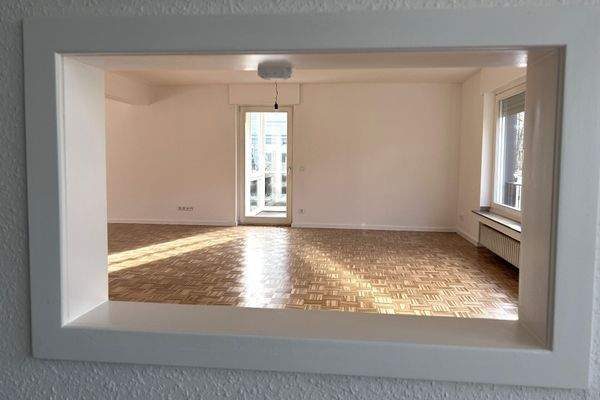 Wohnzimmer mit klassischer Durchreiche zur Küche