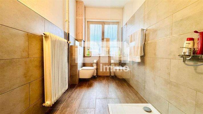 OG 1 Badezimmer / Wanne