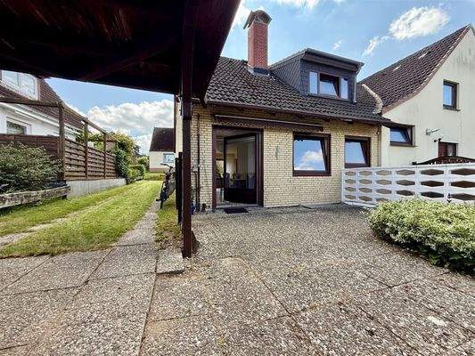 Hausansicht hinten mit Auffahrt