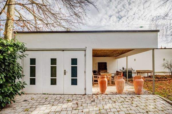 Garage und überdachter Freisitz