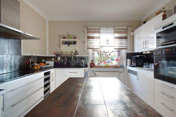 Moderne Küche mit Kücheninsel