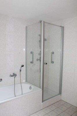 Beispiel gefliestes Bad mit Badewanne und Dusche