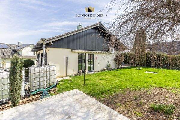 Asphaltierter Bereich im Garten