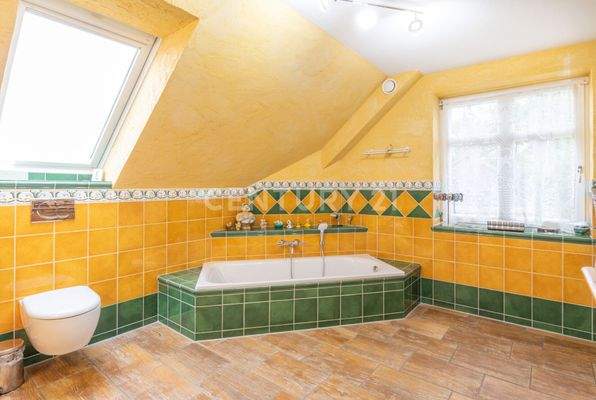 Großzügiges Vollbad im Dachgeschoss mit Fußbodenheizung