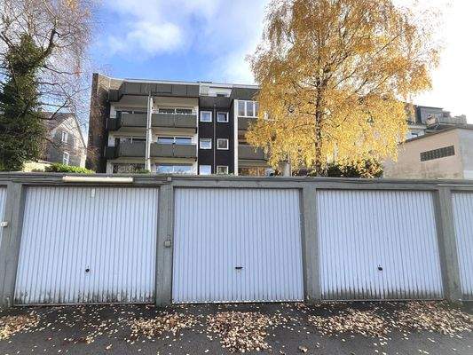 Rückansicht mit Garagen