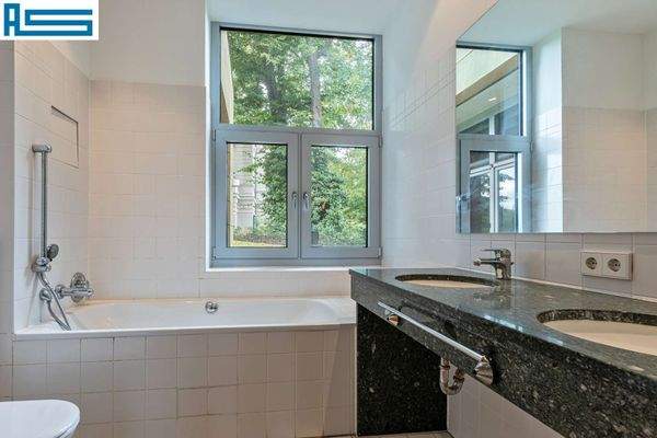 Wannenbad mit Marmorwaschtisch