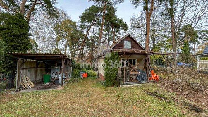 Carport und Gartenlaube auf dem Grundstück