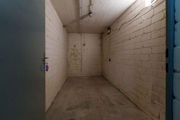 Xl-Raum mit Wohnungstüre.