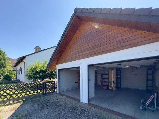 Garage mit elektrischen Rolltoren