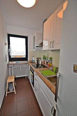 Küche mit EBK, E-Herd, Kühl-Gefrierkombination