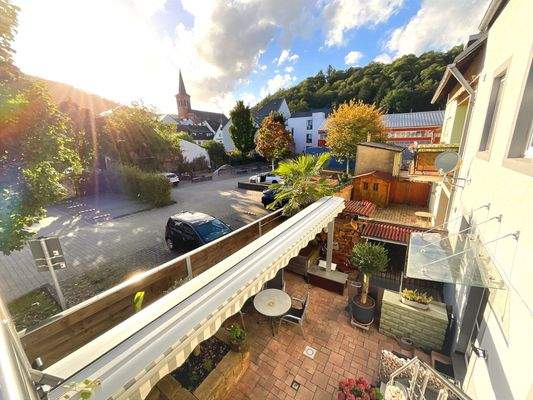 Blick Innenhof von Außenterrasse