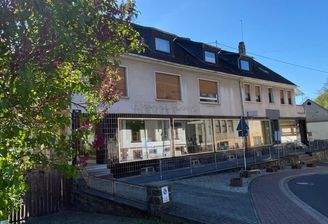 Straßenansicht mit Ladenflächen im EG