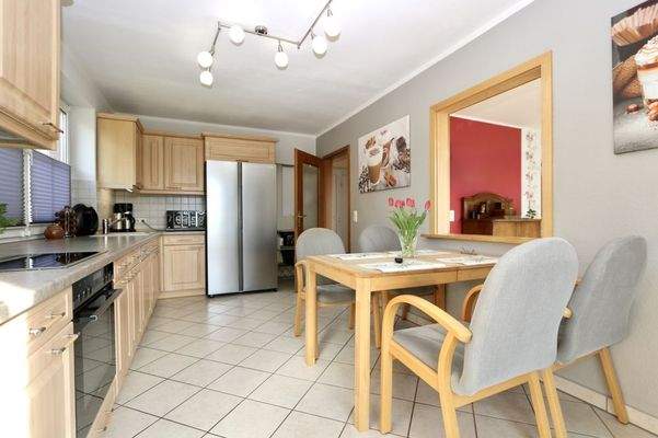 und Durchreiche zum Wohnzimmer