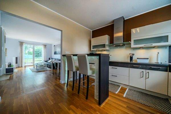 Küchenansicht mit Blick in den Wohn- Essbereich