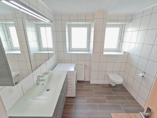 Bad mit WC und Dusche Haupthaus (EG)