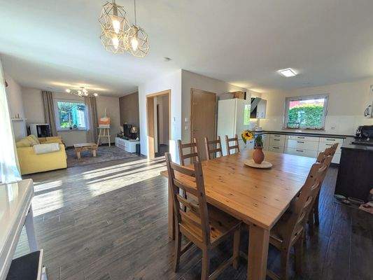 Panorama über Wohn- und Essbereich