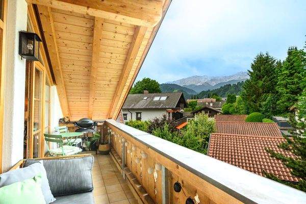 Sonniger Balkon | Blick auf die Alpen