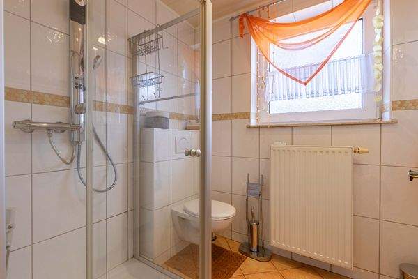 Duschbadezimmer im Erdgeschoss