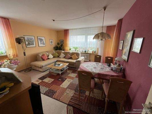 Wohnzimmer mit Esstisch