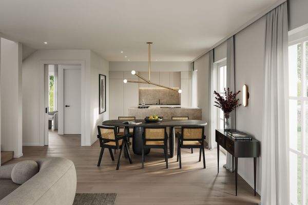 Offener Wohn-, Ess- und Kochbereich mit bodentiefen Fenstern und zwei Balkonen für helles, luftiges Ambiente