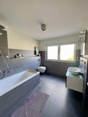 Blick ins Bad mit Badewanne