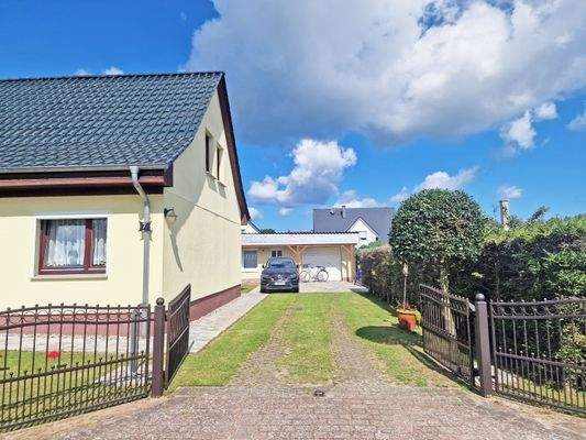 Zufahrt und Blick zur Garage