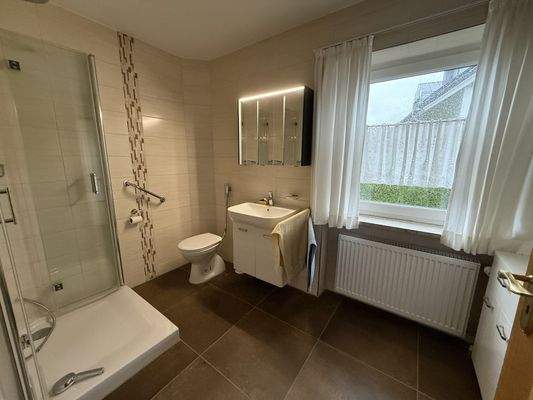 OG: Bad mit Fenster