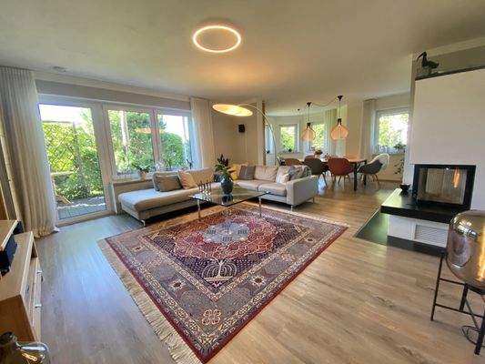 geräumiges Wohn- und Esszimmer