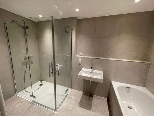 Bad mit Badewann und Dusche