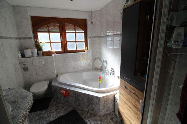 Badezimmer mit Eckbadewanne.JPG