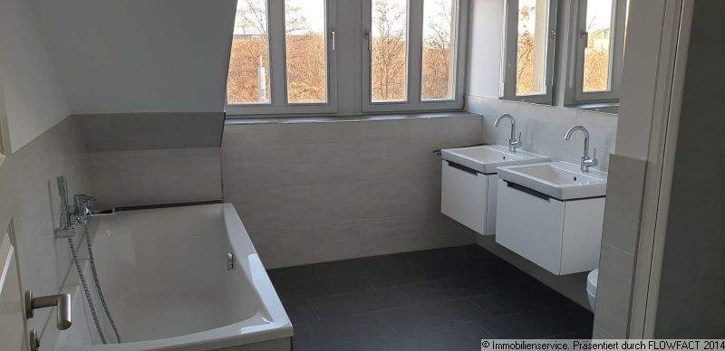 Bad mit Wanne und Dusche