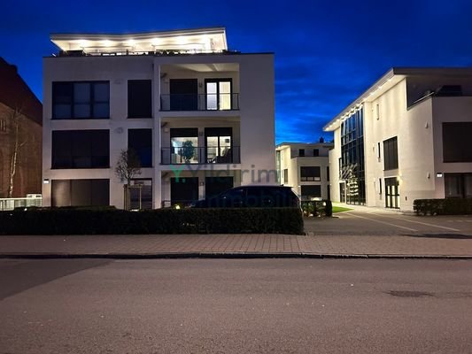 Bei Nacht Straßenseite