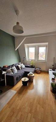 geräumiges Wohnzimmer