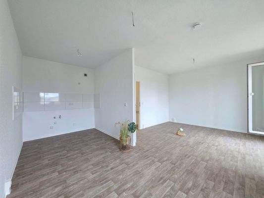 Wohnzimmer mit offener Küche