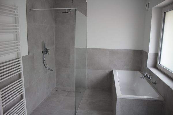 Bad mit Dusche + Wanne