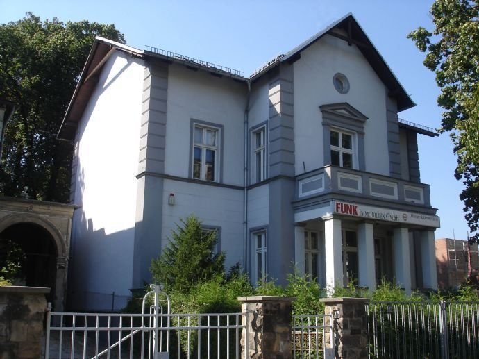 Villa mit Nebengebäude und Bebauungsreserve  in Pankow-Niederschönhausen