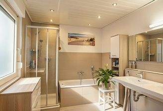 Badezimmer, mit KI eingerichtet