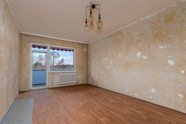 Wohnzimmer – Aktueller Zustand mit Zugang zum Balkon