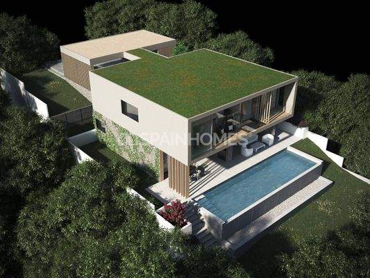 Elegant Detached House with Pool and Garden in Barcelona