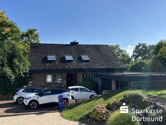 Vorderansicht mit Stellfäche und Garagen