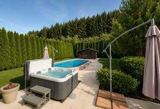 Garten mit Pool und Whirlpool
